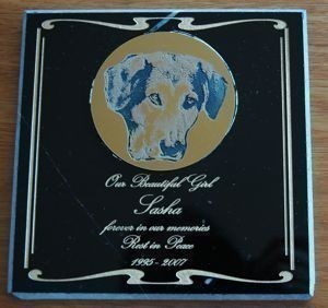 Black marble memorial Gold engraved circluar plate with photo mounted