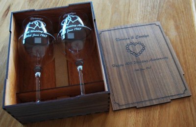 Pair wine glasses engraved Walnut box